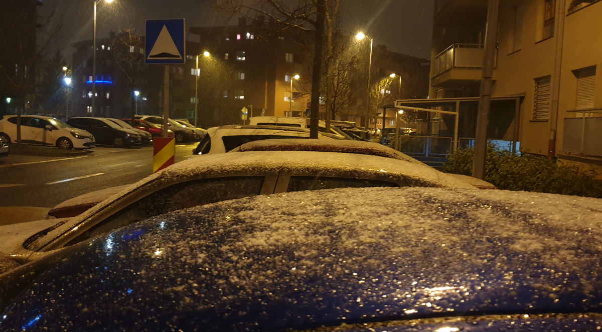 SNIJEG opet pada u Zagrebu. 