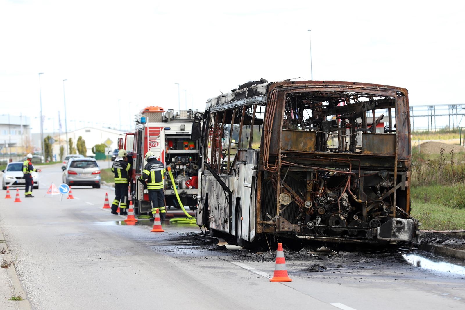 FOTO Vatra kod Varaždina progutala autobus. Bio je pun radnika, bježali su van