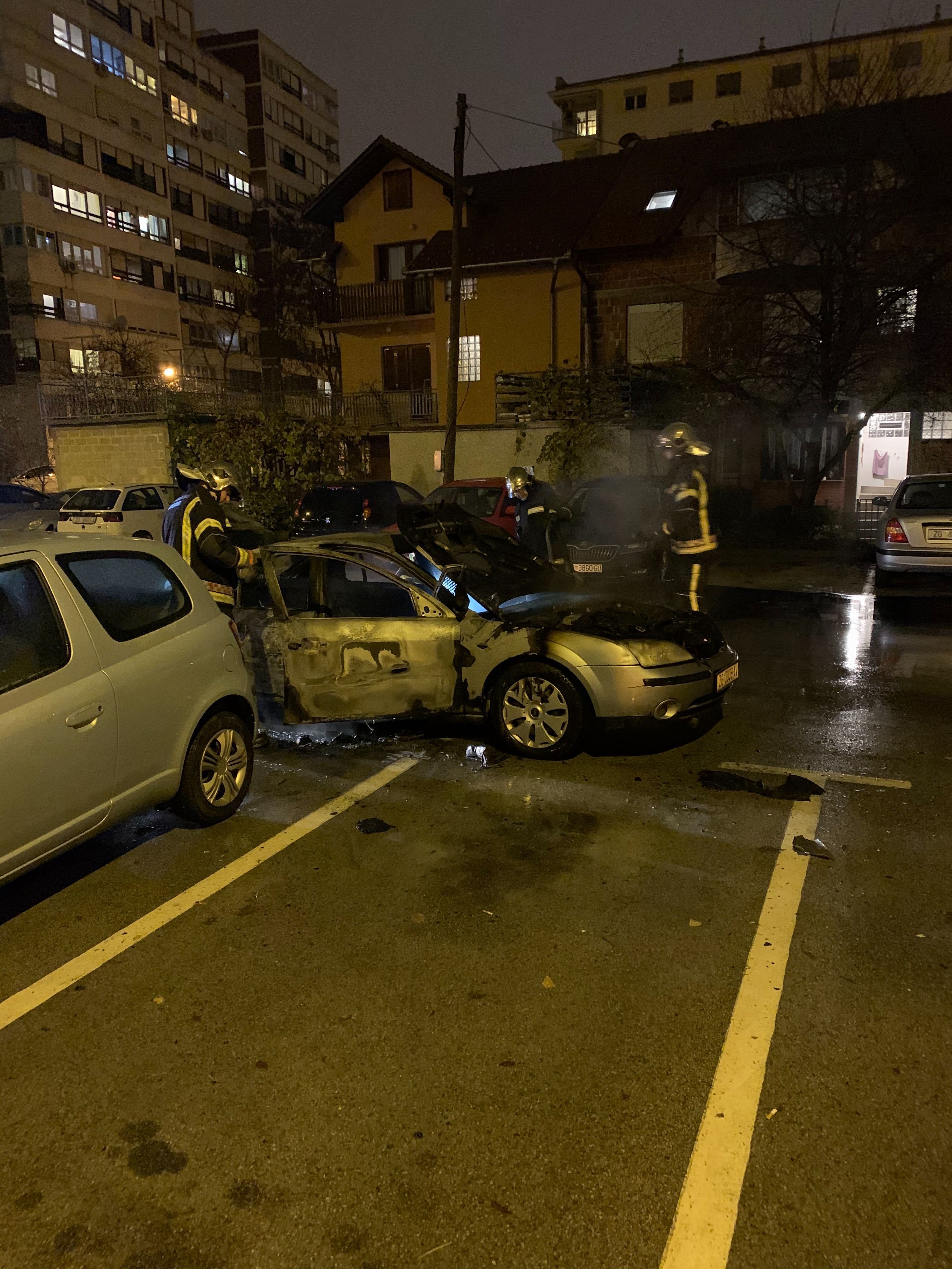 VIDEO Izgorio automobil u Zagrebu, zapalili se i susjedni auti. Otkriven uzrok