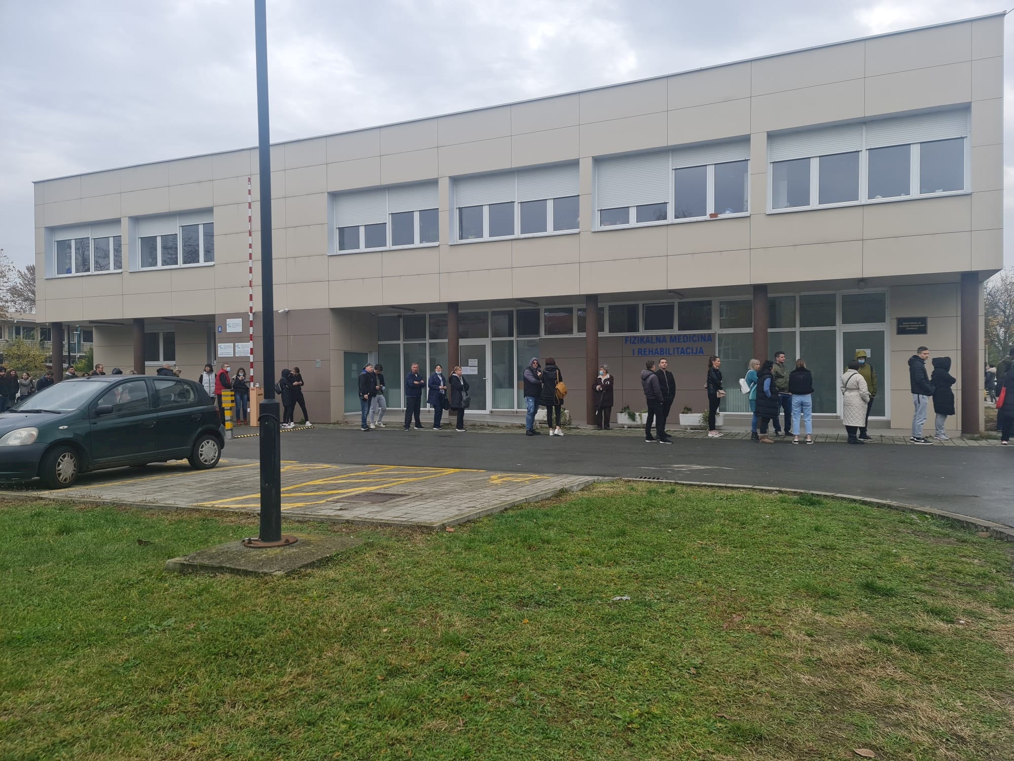 Goleme gužve za cijepljenje na Velesajmu. Brojne ljude slali kući, 4 palo u nesvijest