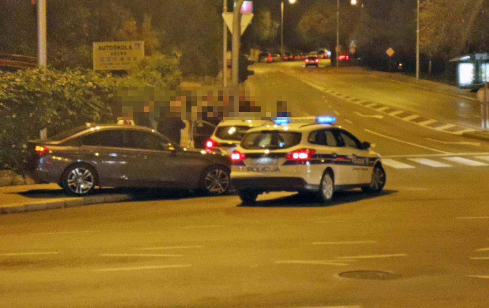 Split: Policijski auto izbjegavao sudar pa se zabio u stup, u njega udario BMW