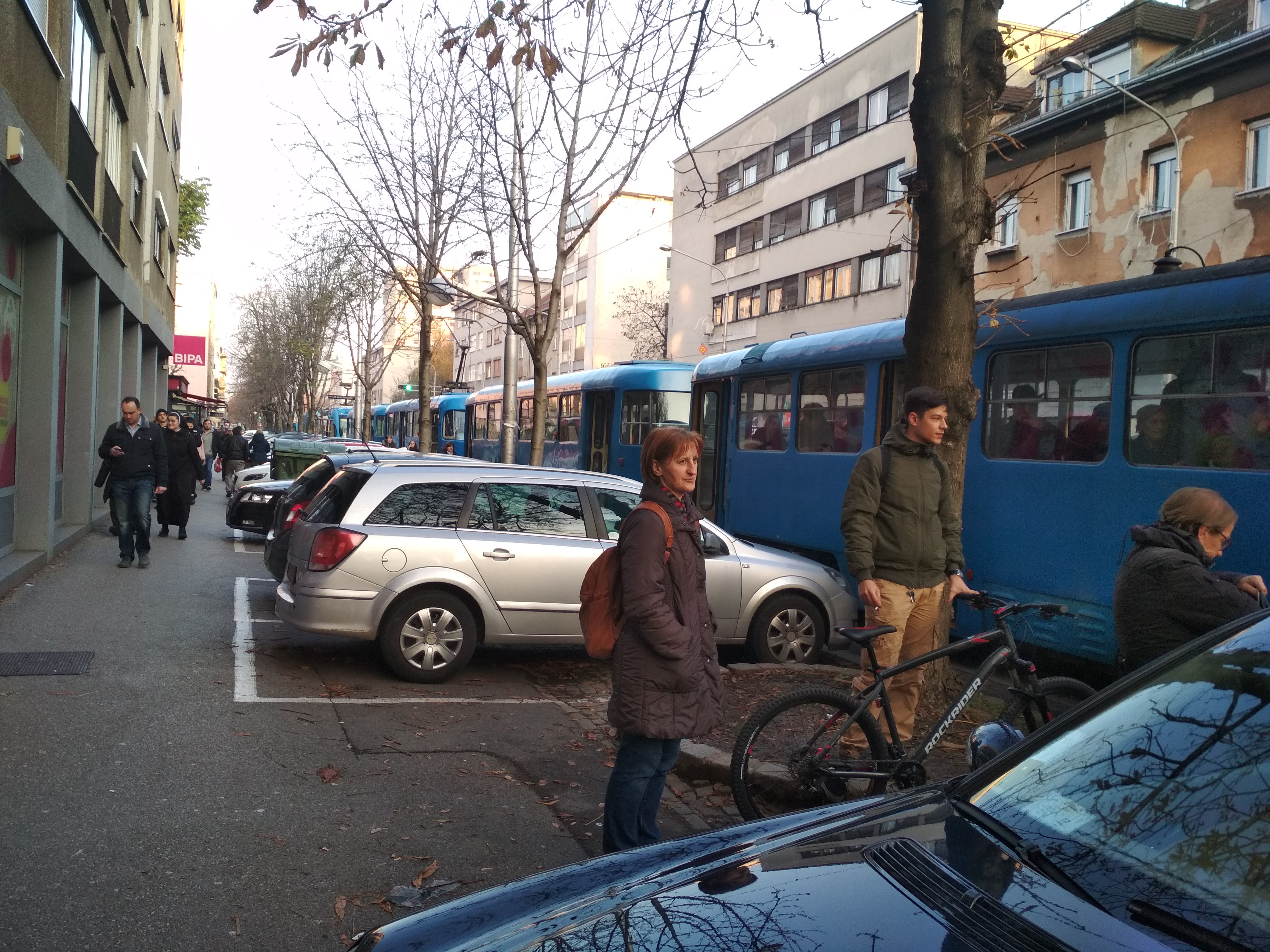 Mercedesom blokirao tramvaje u Zagrebu, bijesni ljudi čekali pauk