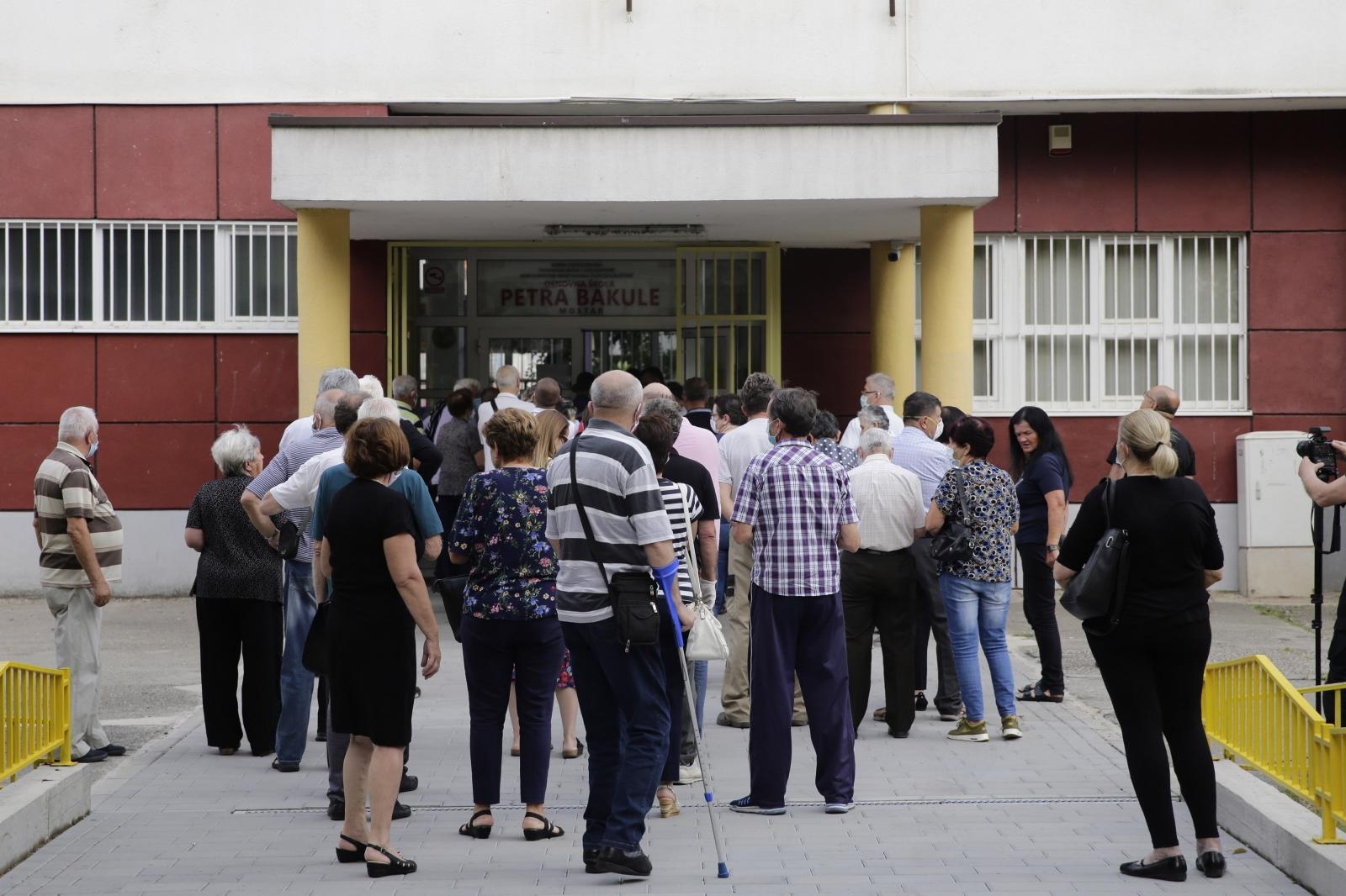 FOTO Počelo glasanje u inozemstvu. Od ranog jutra gužve na biralištima u Mostaru 71240940-7dc0-4fe8-9749-94e1c96f273f
