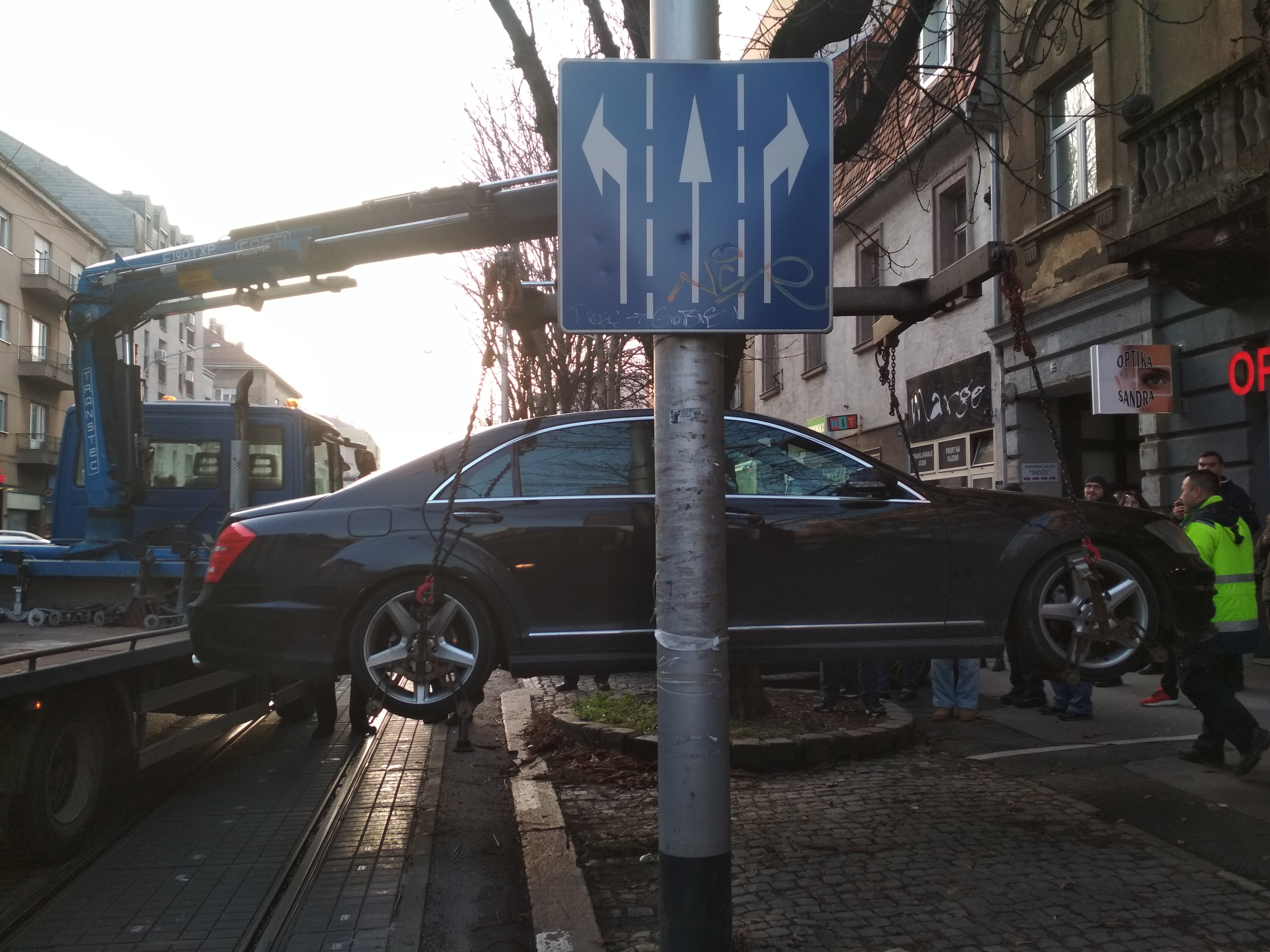 Mercedesom blokirao tramvaje u Zagrebu, bijesni ljudi čekali pauk