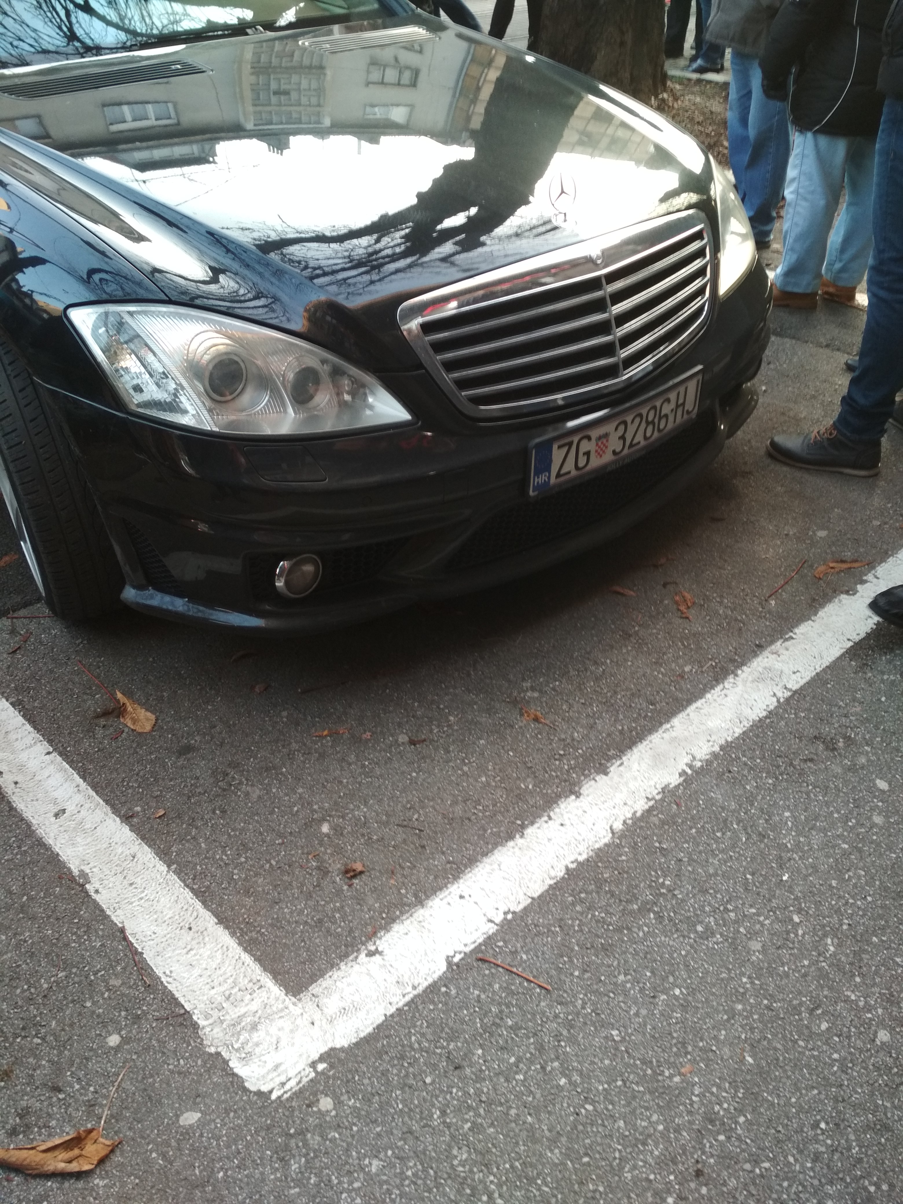 Mercedesom blokirao tramvaje u Zagrebu, bijesni ljudi čekali pauk