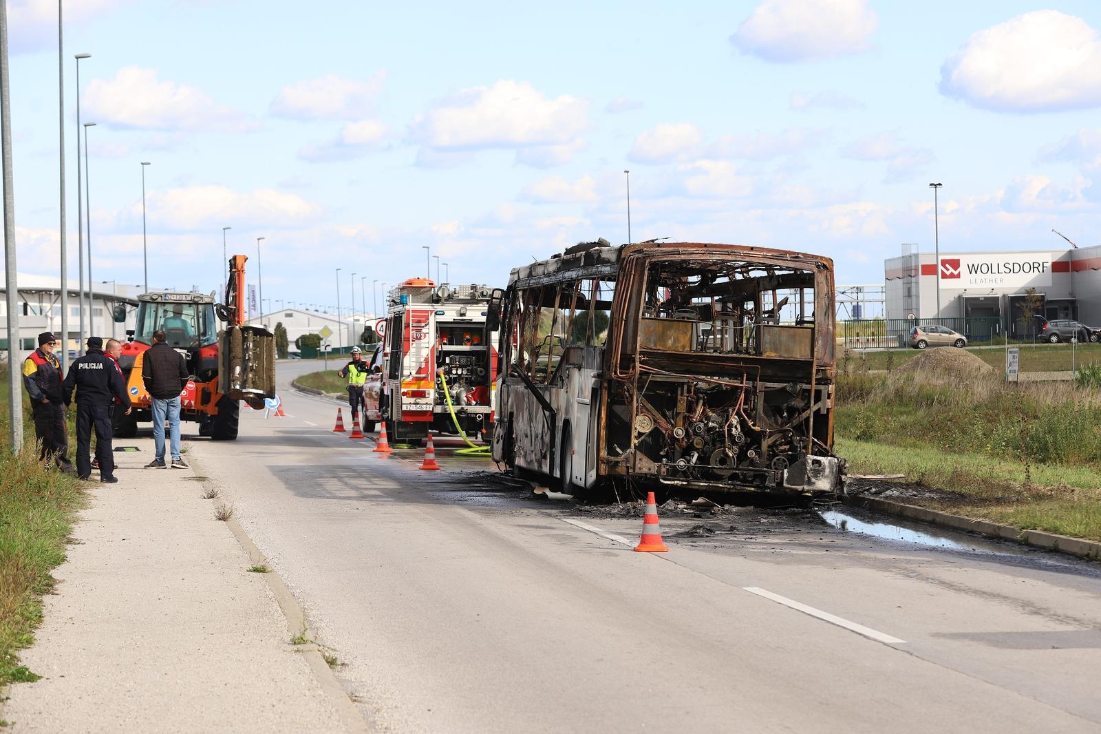 FOTO Vatra kod Varaždina progutala autobus. Bio je pun radnika, bježali su van