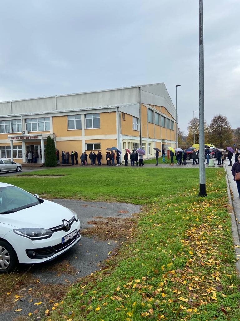 Goleme gužve za cijepljenje na Velesajmu. Brojne ljude slali kući, 4 palo u nesvijest