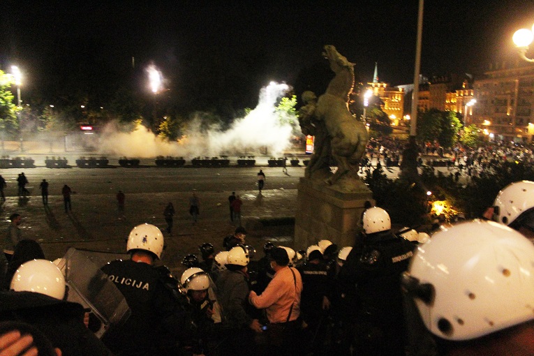 rat u beogradu/ policija suzavcima i konjicom razbila demonstracije u beogradu