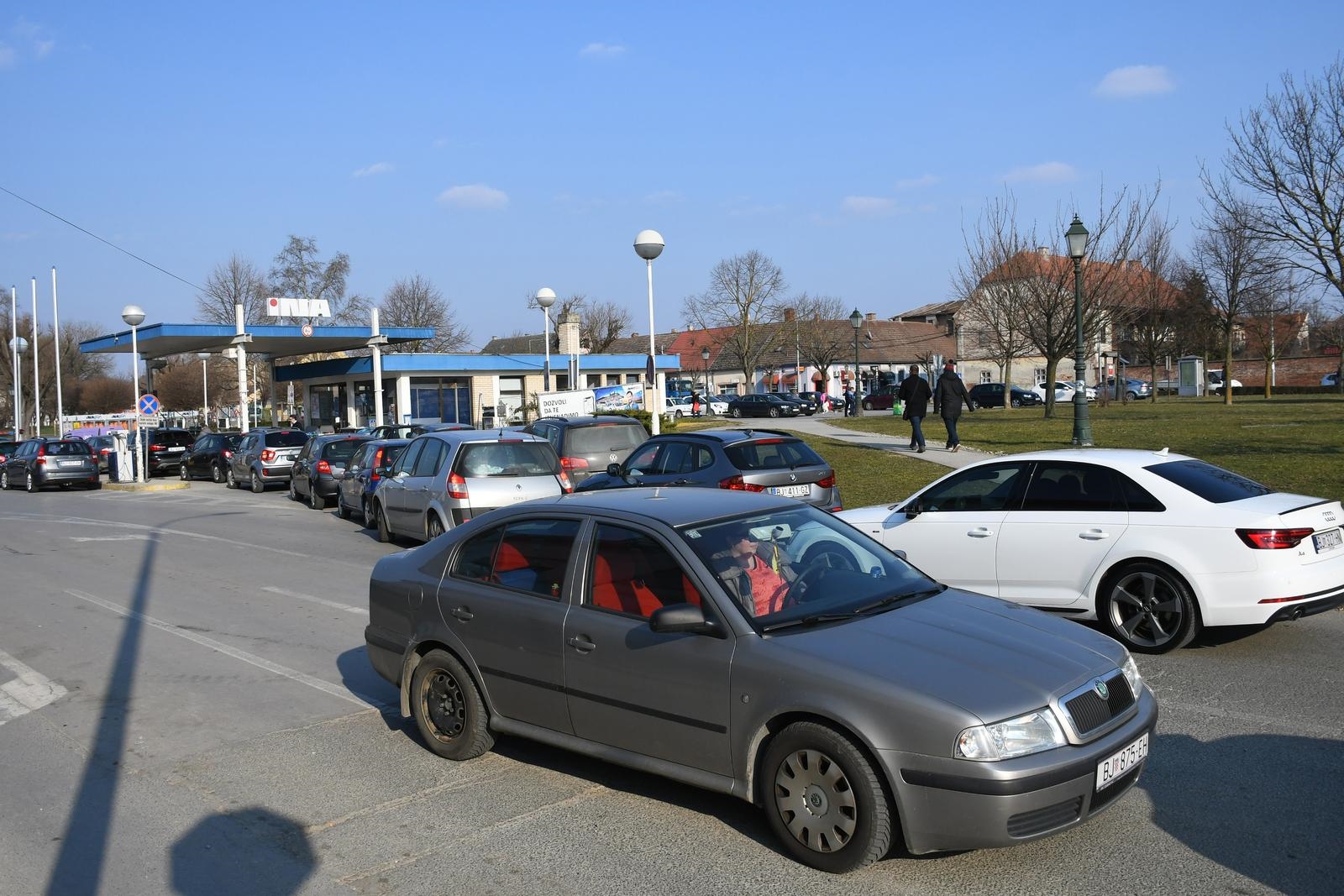 Od sutra tank goriva skuplji više od 40 kuna. Ogromne gužve na pumpama