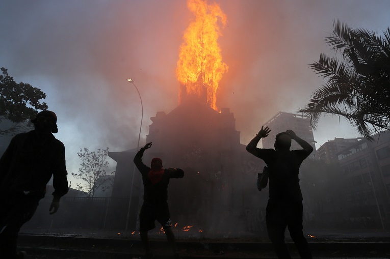 Prosvjednici u Čileu spalili crkve jer podržavaju neoliberalnu ideologiju A54f6f7c-c770-42af-b452-53426d68cce7