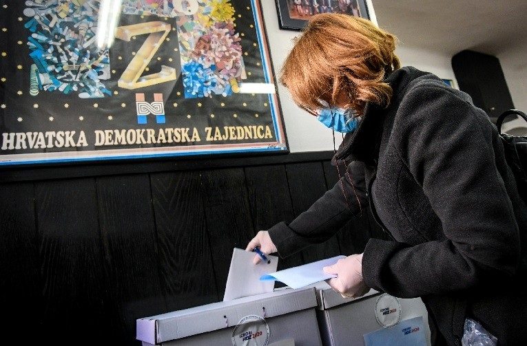 FOTO HDZ-ovci nahrupili na izbore unatoč koroni