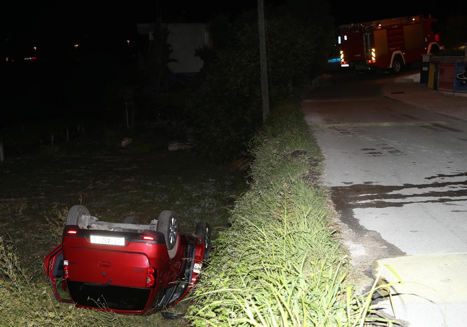 Teška nesreća u Splitu: Žena mrtva, troje ozlijeđenih. Auto završio na krovu