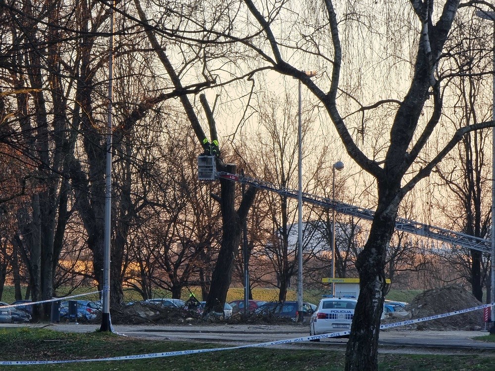 Studentski dom se oglasio o evakuaciji studenata. Pauk odnosi automobile s parkinga