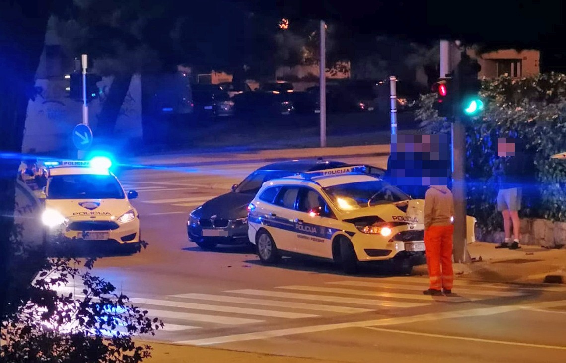 Split: Policijski auto izbjegavao sudar pa se zabio u stup, u njega udario BMW