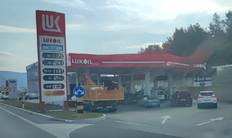 Od sutra tank goriva skuplji više od 40 kuna. Ogromne gužve na pumpama